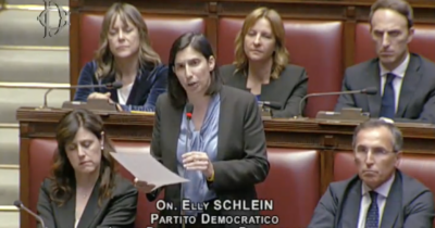 Copertina di Papa Francesco, Schlein: “Non merita l’ipocrisia di chi deporta i migranti e toglie i soldi ai poveri”