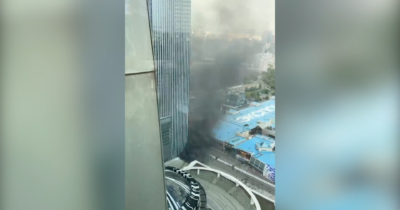 Copertina di Tre esplosioni nel centro di Mosca, le fiamme e il fumo nel centro commerciale Afimall City – Video