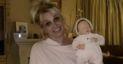 Copertina di Britney Spears va in vacanza con una bambola di plastica “inquietante”: i fan e la famiglia preoccupati
