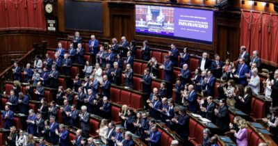 Copertina di Papa Francesco, la commemorazione della politica in Aula. Conte e Schlein: “Ipocrisia, suoi appelli mai ascoltati”