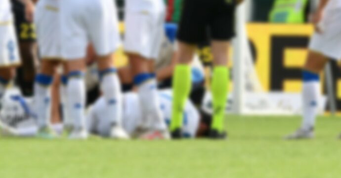 “Alzati e cammina”, il gesto d’aiuto tra calciatori mal interpretato: finisce a calci, schiaffi in faccia e turni di squalifica