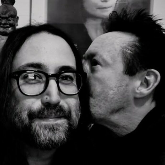 “Qui non accettiamo paragoni né ricostruzioni errate di litigi tra le due persone che John Lennon amava di più”: così il secondogenito dell’ex Beatle parla del fratello