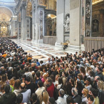 Copertina di Papa Francesco, il caso Becciu da risolvere prima del Conclave