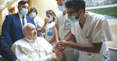 Copertina di Ciarlatani, invidiosi e “giudei”: una folla  di medici per i papi