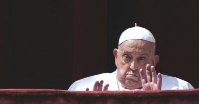 Copertina di “La sua era una facies hippocratica, tipica di chi soffre molto e a poche ore dalla fine”