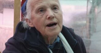 Chi è Geneviève Jeanningros, la suora che ha infranto il protocollo e pianto davanti alla salma di Papa Francesco