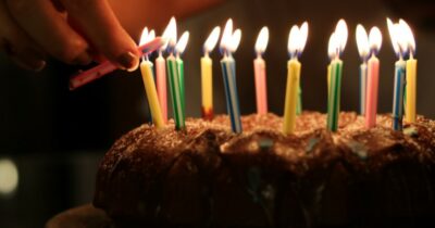 Copertina di “Sono scappata infuriata dalla mia festa di compleanno dopo che il mio fidanzato mi ha umiliata con la sua ‘sorpresa’: dovrei restare con lui?”: lo sfogo su Reddit