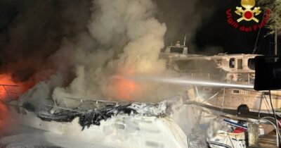 Copertina di Barca va a fuoco, donna intrappolata all’interno e muore: il marito è grave in ospedale