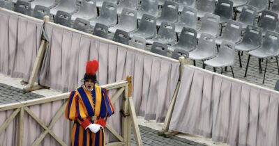 Copertina di Mi si nota di più se vengo o no…? Così il funerale del papa diventa un diversivo per i potenti