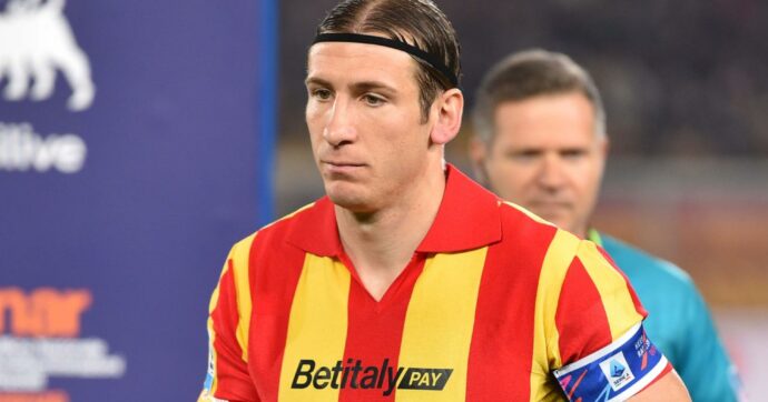 Il fisioterapista del Lecce è morto in ritiro: squadra sotto choc, rinviata la partita contro l’Atalanta