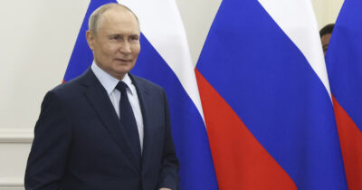 Copertina di “Putin non rischia l’arresto in Italia, Nordio non ha trasmesso il mandato”. Il ministro: “Non si può eseguire”