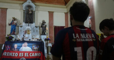 Copertina di Il saluto dei tifosi del San Lorenzo al Papa nell’oratorio dove nacque il club che tifava: “Come Messi e Maradona”
