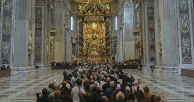 Copertina di Papa Francesco, 100mila persone a San Pietro. Ai funerali pure migranti e rifugiati. Condoglianze di Netanyahu dopo tre giorni