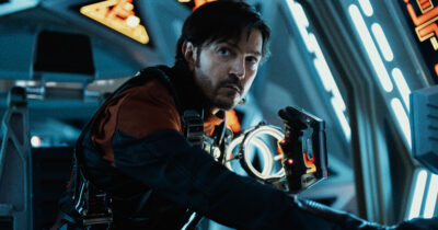 Copertina di “Idolatrare un solo individuo è pericoloso. Non abbiamo bisogno di eroi, ma di una comunità. Se le persone si uniscono, le cose accadono”: così Diego Luna