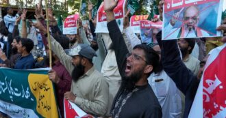 Attentato in Kashmir, sale la tensione: l’India espelle i pakistani dal 29 aprile. “Rischi per la stabilità della regione”