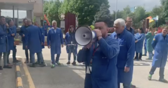 Copertina di La protesta dei lavoratori alla Jabil di Marcianise: fabbrica bloccata dopo le “lettere di uscita volontaria”