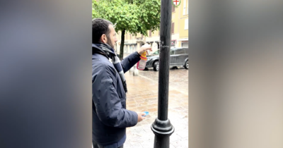 Copertina di Il sindaco di Corsico cancella la scritta ‘viva il duce’ e pubblica il video: “Così devono finire i fascisti”