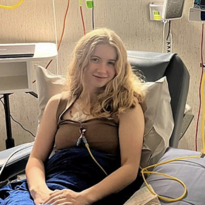 È morta Dominique McShain, la star di TikTok aveva un cancro al colon incurabile: “La mia vita è stata breve. In Paradiso non proverò più dolore e sarò in pace”