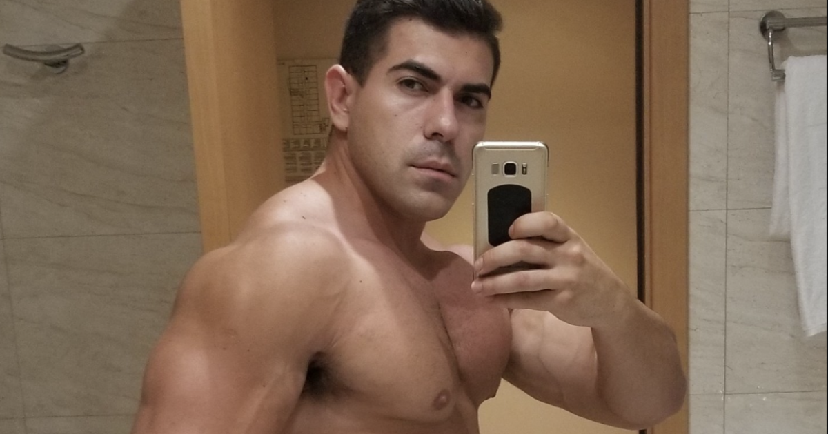 È morto Damien Stone, il famoso pornostar culturista aveva solo 32 anni: “Ha avuto gravi complicazioni dovute ad un ingrossamento cardiaco”