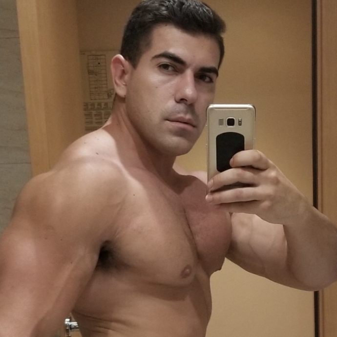È morto Damien Stone, il famoso pornostar culturista aveva solo 32 anni: “Ha avuto gravi complicazioni dovute ad un ingrossamento cardiaco”