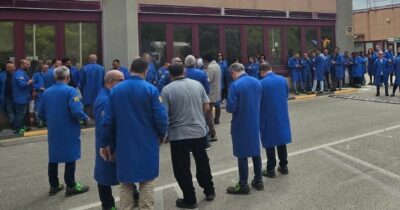 Copertina di L’aut aut di Jabil agli operai: “30mila euro per andarvene o accettate la nuova azienda”. L’Usb: “Dignità non si vende”