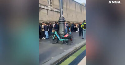 Copertina di Coda chilometrica per omaggiare Papa Francesco: i fedeli attendono per l’ultimo saluto. Le immagini in time lapse