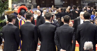 Copertina di L’As Roma rende omaggio a Papa Francesco: chi sono i giocatori e i dirigenti andati a San Pietro – Video