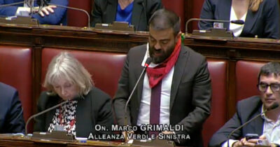 Copertina di 25 aprile, Grimaldi (Avs) legge in Aula i testi delle canzoni partigiane: “La Liberazione è divisiva solo se si è fascisti”