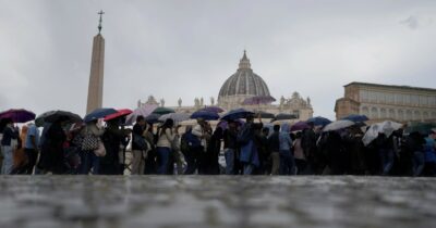 Copertina di Omaggio al Papa, la folla indignata dalla Casta: “Noi in piedi e loro seduti”
