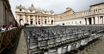 Copertina di Funerali del Papa: la corsa di parlamentari e ministri manda in tilt il Vaticano