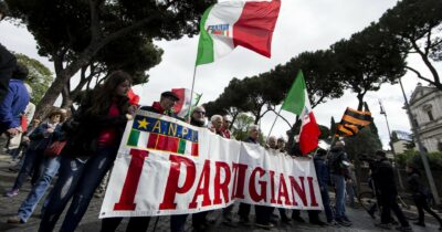 Copertina di Il “sobrio” 25 aprile: in Parlamento liti, battute e dispetti. Fuori, tensioni  per Roma e Milano