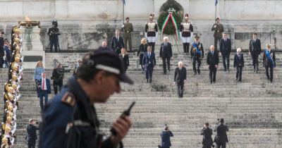 Copertina di 25 aprile, Mattarella all’Altare della Patria. Meloni: “Oggi onoriamo i valori democratici negati dal fascismo”