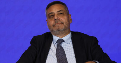 Copertina di “La sera prima dell’ictus ero andato in onda fino a tardi e mi portavo dietro un forte mal di testa. Era in atto la dissecazione della carotide, mia moglie capì”: parla Andrea Vianello