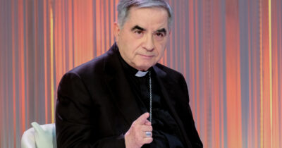 Copertina di Angelo Becciu presente o assente al Conclave? “Ecco cosa voleva il Papa”. E il caso esplode tra i cardinali