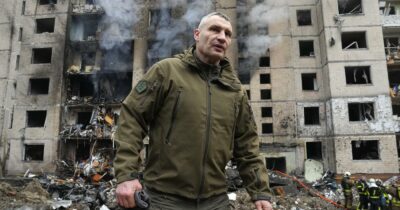 Copertina di Il sindaco di Kiev Klitschko: “Ingiusto ma dovremmo cedere territori per la pace”. Poi fa marcia indietro