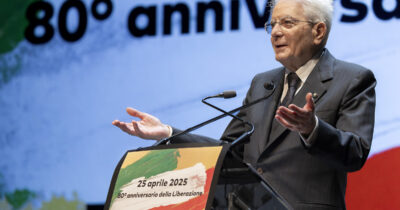 Copertina di 25 Aprile, Mattarella: “Non possiamo accontentarci di ciò che si è ottenuto, è sempre tempo di Resistenza”