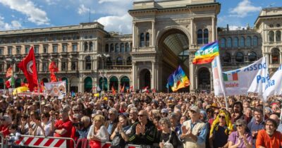 Copertina di 25 aprile, al corteo di Milano più di 60mila persone. Mattarella: “È sempre tempo di Resistenza”