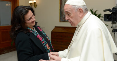 Copertina di “Sono stata la prima donna portavoce di un Papa. Francesco mi chiamò e dissi: è pazzo”