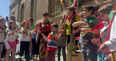Copertina di 25 aprile, a Milano il coro delle “Piccole Voci Resistenti” intona le canzoni dei partigiani: “Educhiamo i più giovani alla partecipazione”