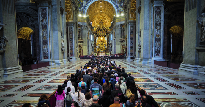 Il Fatto di domani. Papa Francesco, ultima notte del feretro a San Pietro. Conclave e caso Becciu, Zuppi si smarca dai cronisti. Guerra Russia-Ucraina, a Mosca ucciso un generale nel giorno dell’incontro tra Putin e l’inviato Usa Witkoff