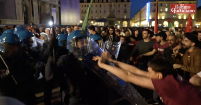 Copertina di 25 aprile, manganellate alla fiaccolata di Torino: bloccati attivisti pro Pal e sindacati di base