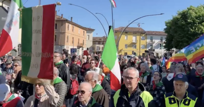 Copertina di A Romano di Lombardia la piazza sfida i divieti e intona “Bella ciao”: “È un canto d’amore”