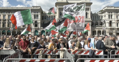 Copertina di 25 aprile a Milano, urla e fischi da alcuni attivisti durante gli interventi dal palco: “Fate parlare i palestinesi”