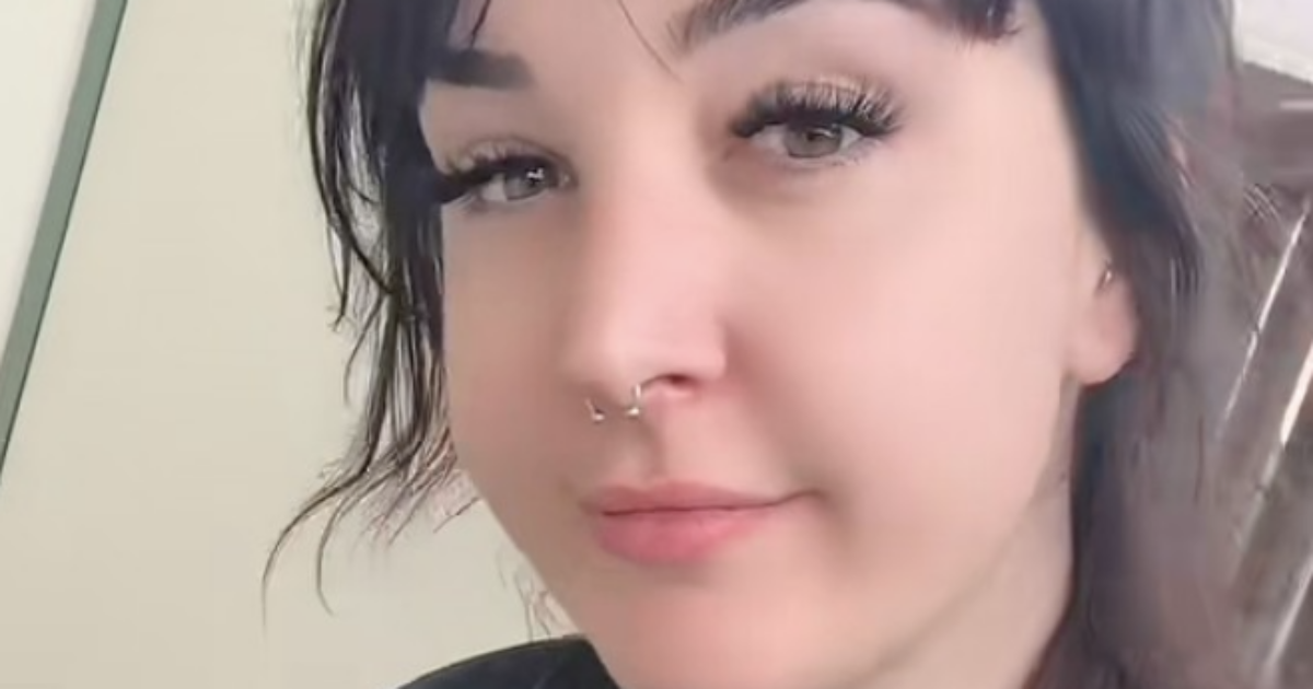 “Ho troppo pelo pubico e un’estetista mi ha detto che la prossima ceretta alla brasiliana me la farà pagare di più. Mi sono incaz**a”: lo sfogo di Sarah Button