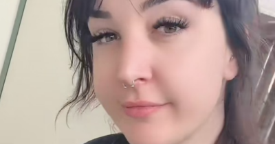 Copertina di “Ho troppo pelo pubico e un’estetista mi ha detto che la prossima ceretta alla brasiliana me la farà pagare di più. Mi sono incaz**a”: lo sfogo di Sarah Button