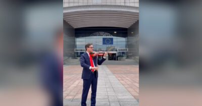 Copertina di L’eurodeputato Pd Nardella suona Bella Ciao al violino davanti al Parlamento europeo