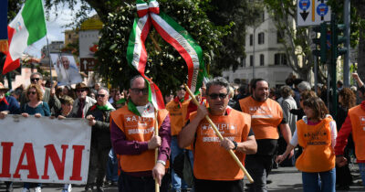 Copertina di Festa della Liberazione, piazze piene e poca “sobrietà”