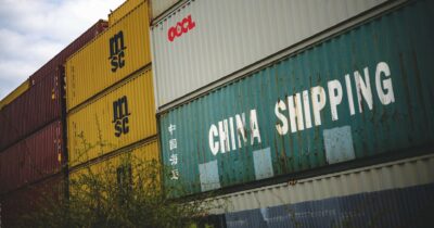 Copertina di Trump: “Ho concluso 200 accordi sui dazi. E contatti con la Cina” (che però smentisce)