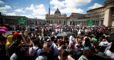 Copertina di Papa Francesco, Marino Niola: “Piazze piene, chiese vuote: entusiasmava i laici più dei fedeli”