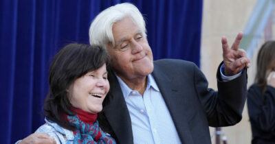 Copertina di “Mia moglie soffre di demenza, mi piace prendermi cura di lei. Non sono così squallido da fuggire con la cassiera”: lo rivela il comico e conduttore Jay Leno